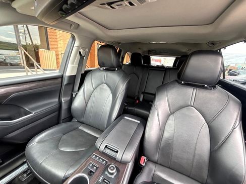 Used 2021 Toyota Highlander Limited image 15