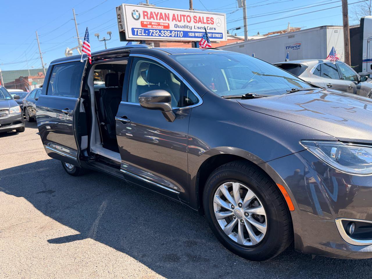 Used 2019 Chrysler Pacifica Touring-L FWD image 27
