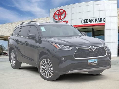 New 2026 Toyota Highlander Platinum AWD/4WD image 1