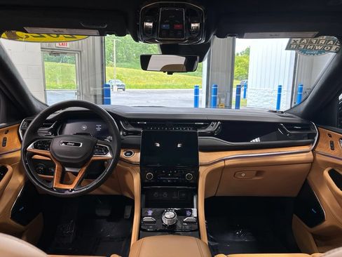 Used 2025 Jeep Grand Cherokee Summit AWD/4WD image 13