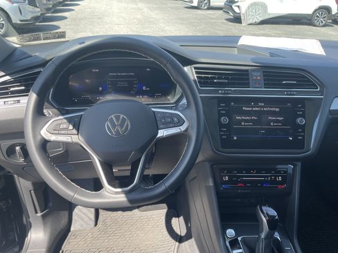 Used 2023 Volkswagen Tiguan SE w/ Panoramic Sunroof Package FWD image 12