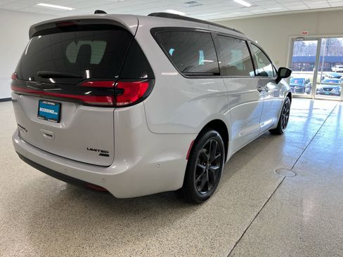 Used 2023 Chrysler Pacifica Limited w/ Uconnect Theater Family Group image 5