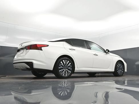 Used 2025 Nissan Altima 2.5 SV FWD image 41