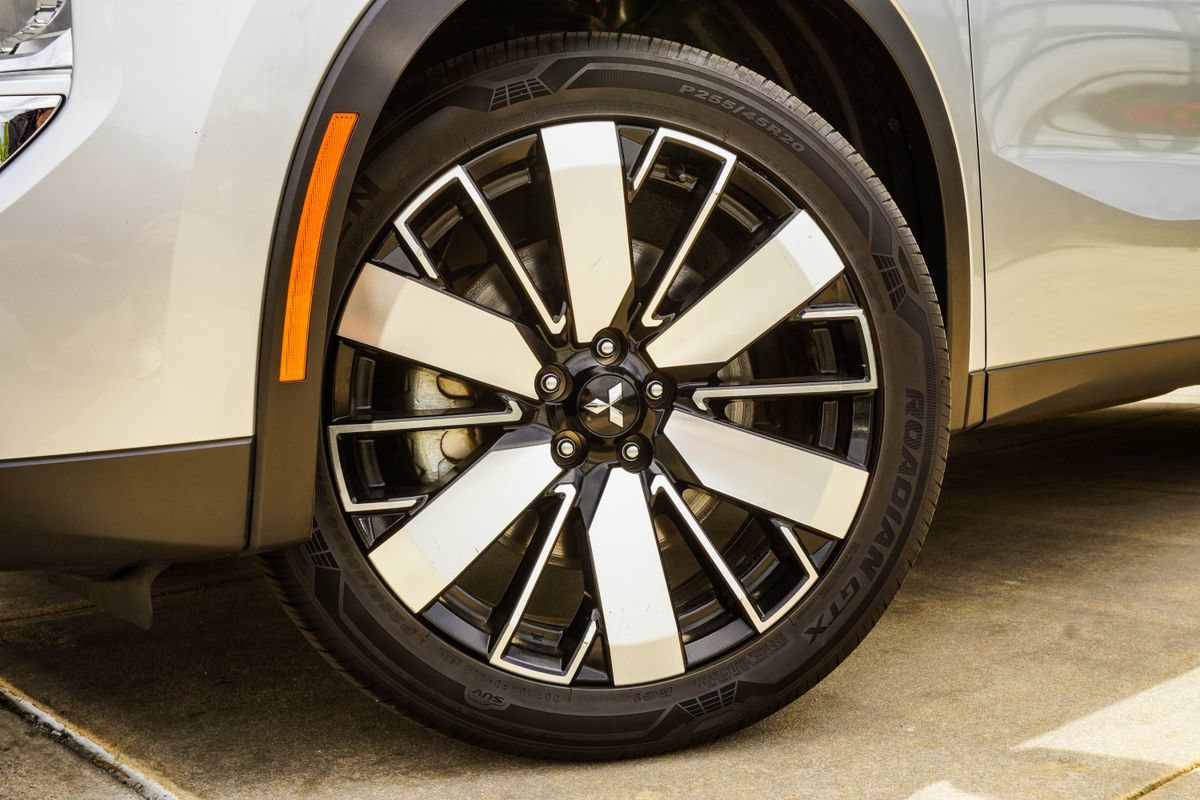 Used 2025 Mitsubishi Outlander SE AWD/4WD image 3
