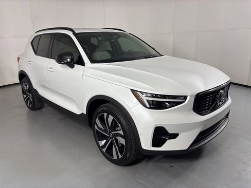 Used 2024 Volvo XC40 B5 Ultimate w/ Protection Package image 2