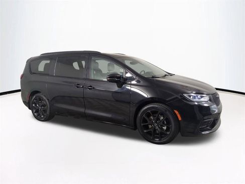 Used 2025 Chrysler Pacifica Limited image 2