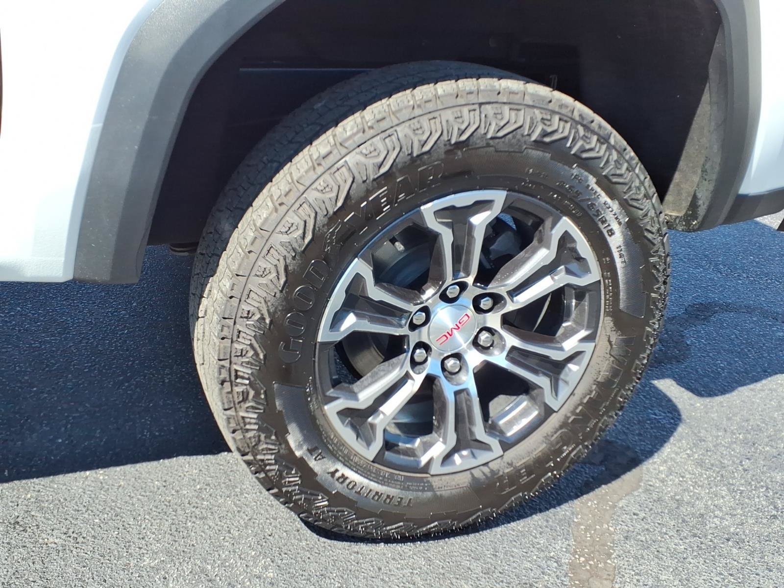 Used 2023 GMC Canyon AT4 w/ AT4 Premium Package AWD/4WD image 9