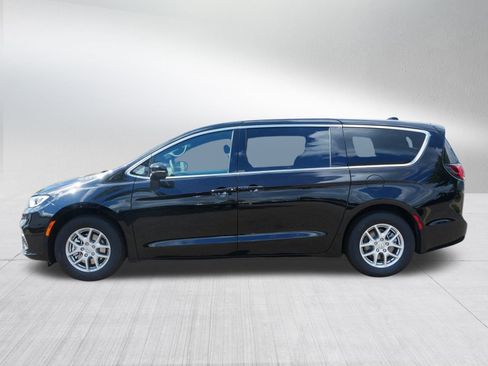 New 2026 Chrysler Pacifica Select image 4