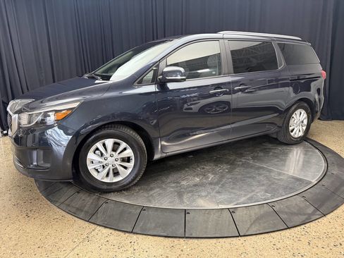 Used 2017 Kia Sedona LX w/ LX Essentials Premium Package image 3