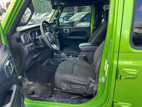 Used 2018 Jeep Wrangler Unlimited Sahara AWD/4WD image 3