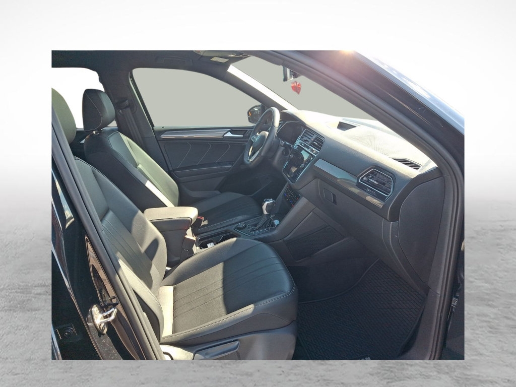 Used 2024 Volkswagen Tiguan SE R-Line AWD/4WD image 10