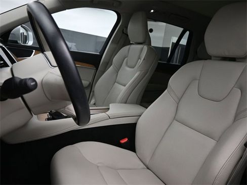 Used 2022 Volvo XC90 T6 Momentum w/ Advanced Package image 9