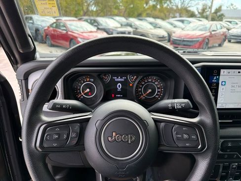 Used 2024 Jeep Gladiator Sport image 17