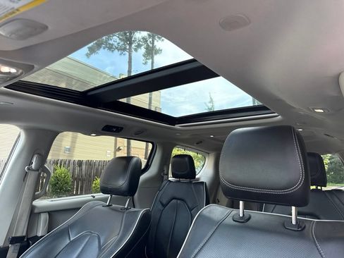 Used 2023 Chrysler Pacifica Limited FWD image 13