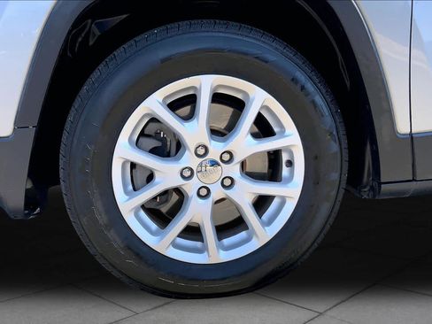 Used 2015 Jeep Cherokee Latitude AWD/4WD image 10