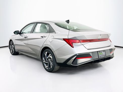 Used 2025 Hyundai Elantra SEL FWD image 5
