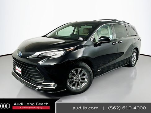 Used 2021 Toyota Sienna XLE w/ XLE Plus Package image 1