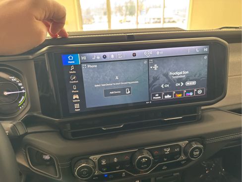 Used 2025 Jeep Wrangler Unlimited Sahara AWD/4WD image 16