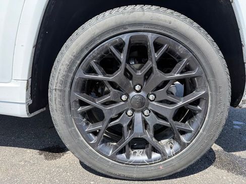 Used 2025 Jeep Grand Cherokee Summit image 9