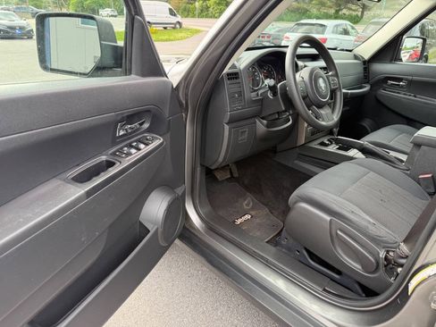 Used 2012 Jeep Liberty Sport AWD/4WD image 15