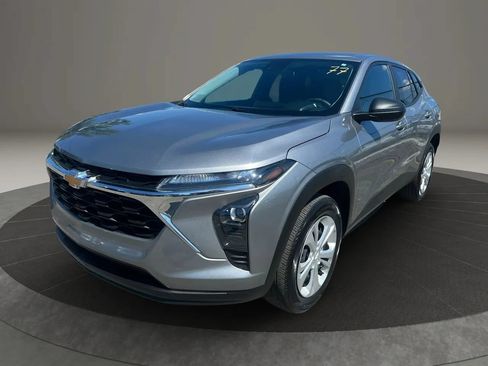 Used 2025 Chevrolet Trax LS FWD image 1