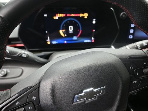 Used 2025 Chevrolet Trax RS FWD image 12