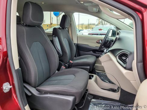 Used 2022 Chrysler Voyager LX image 35