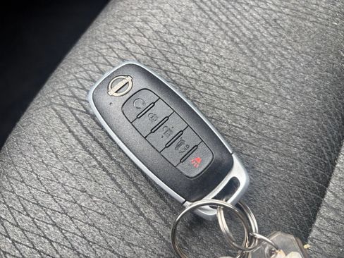 Used 2025 Nissan Rogue SV FWD image 27