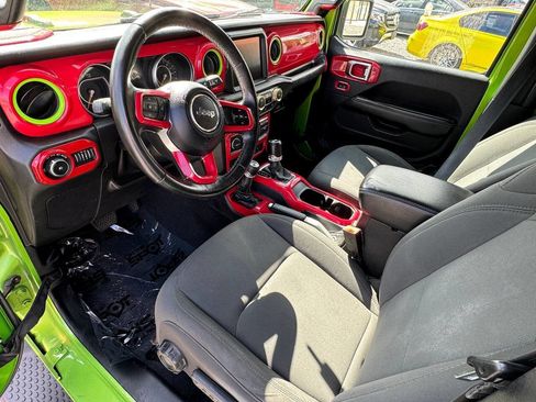 Used 2018 Jeep Wrangler Unlimited Sahara AWD/4WD image 9