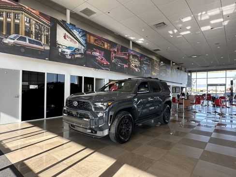 Used 2021 Jeep Grand Cherokee Laredo X image 9