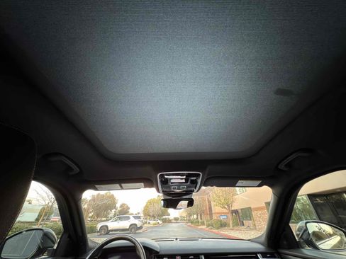 Used 2018 Land Rover Range Rover Velar R-Dynamic SE image 35