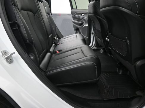 Used 2023 Jeep Grand Cherokee Overland image 15