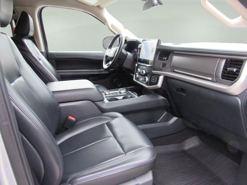 Used 2023 Ford Expedition XLT image 28