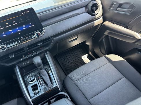 Used 2025 Chevrolet Colorado W/T AWD/4WD image 17