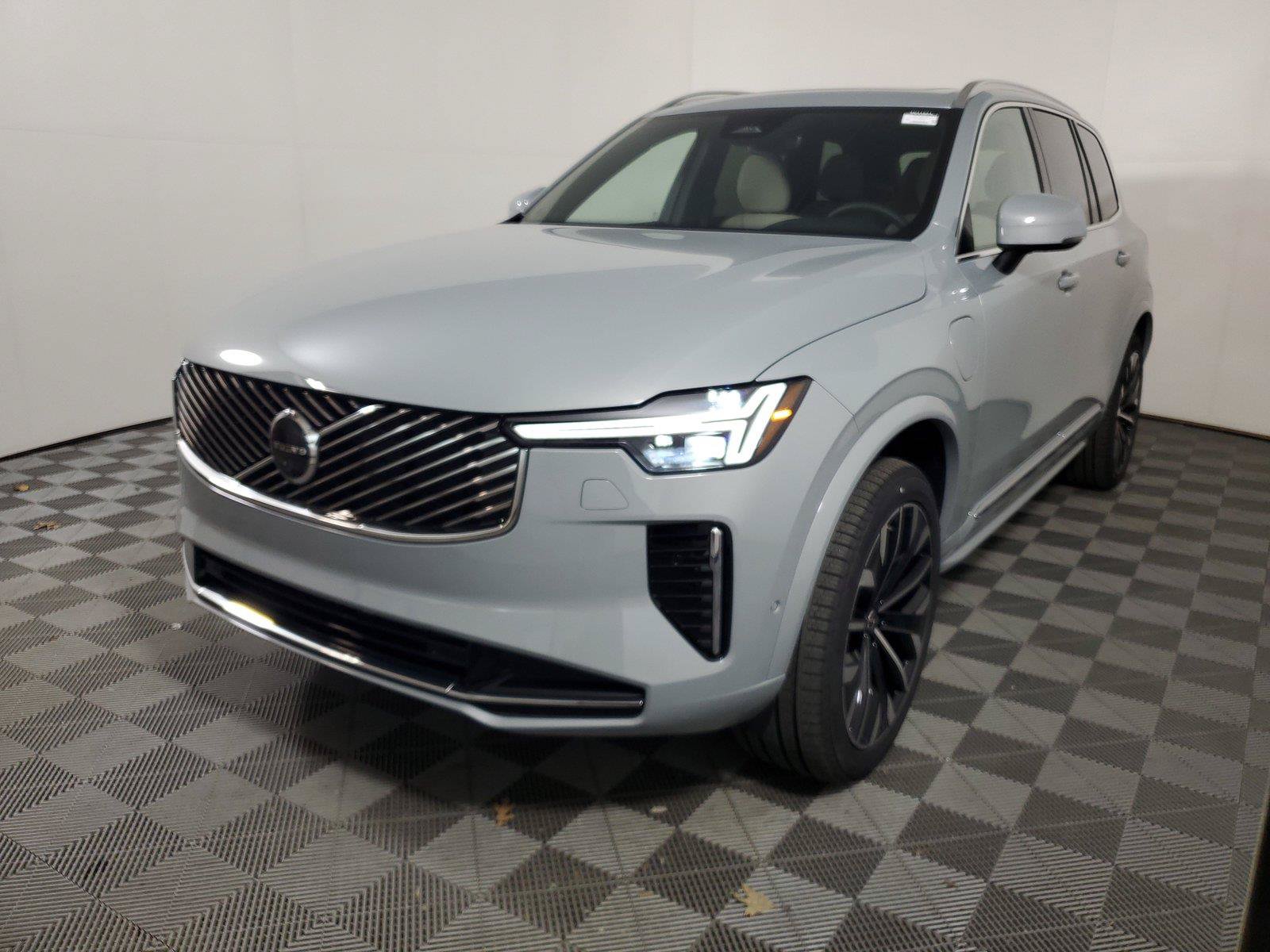 New 2026 Volvo XC90 T8 Plus w/ Protection Package Premier AWD/4WD image 3