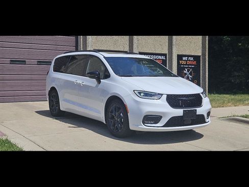 Used 2026 Chrysler Pacifica Limited w/ S Appearance Package FWD image 1
