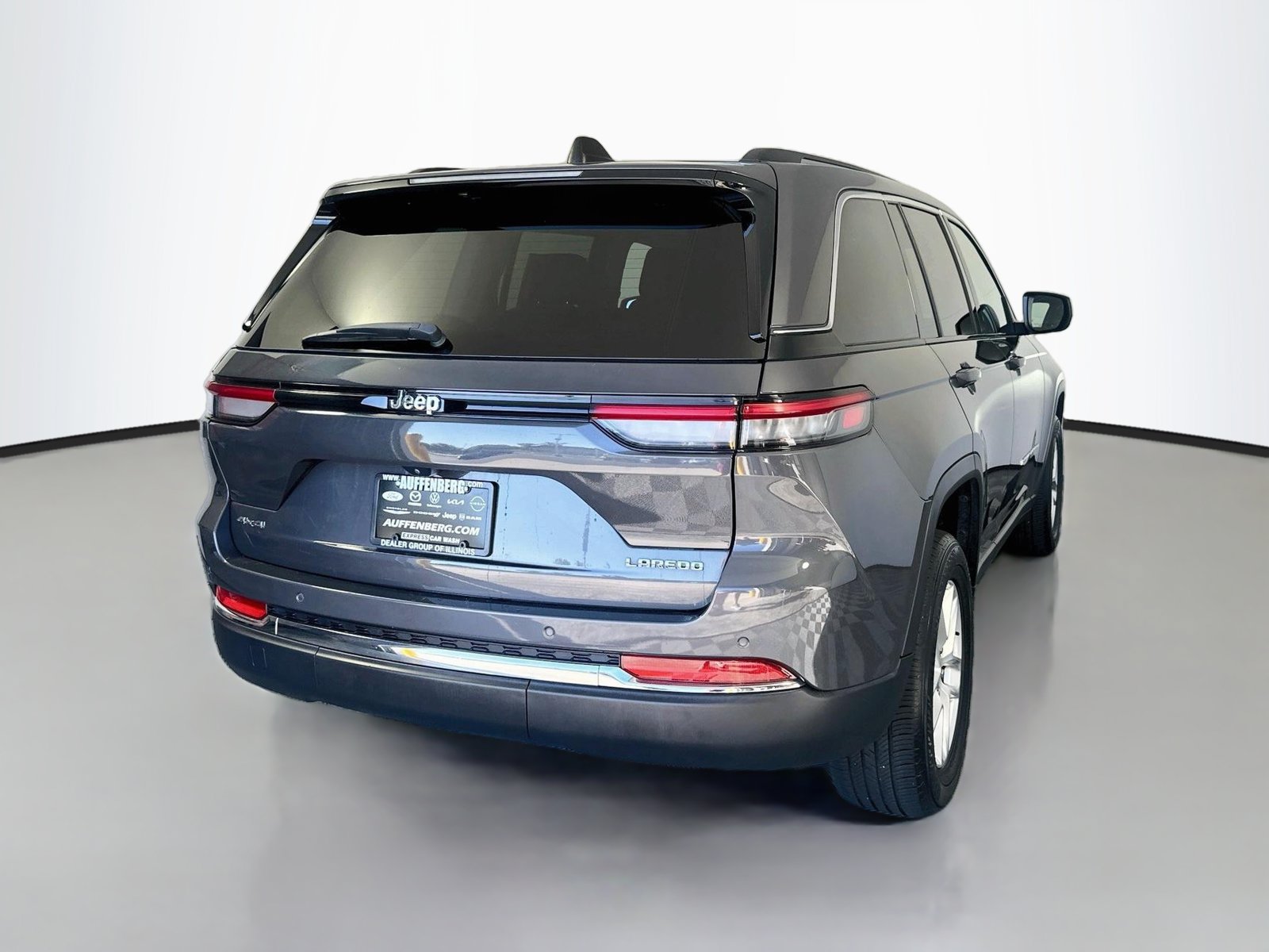Used 2023 Jeep Grand Cherokee Laredo AWD/4WD image 7