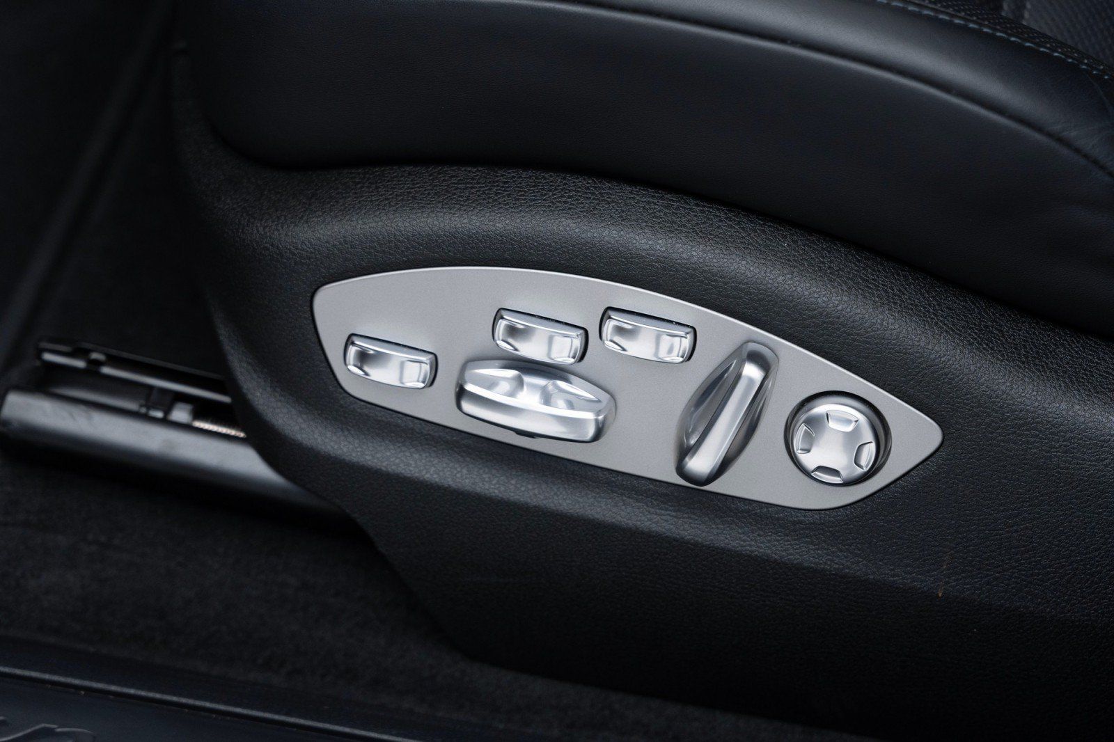 Certified 2024 Porsche Macan AWD/4WD image 13