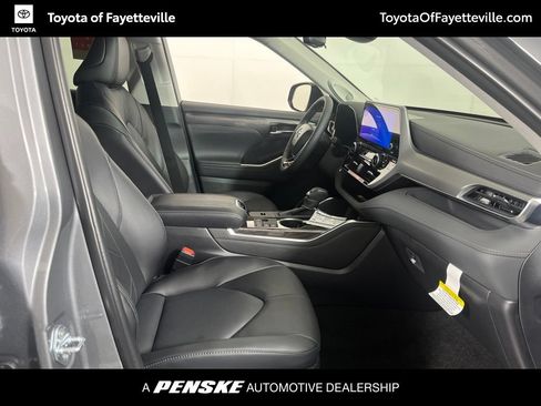 Used 2026 Toyota Highlander Platinum AWD/4WD image 8