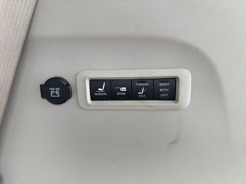 Used 2017 Chrysler Pacifica Limited image 9