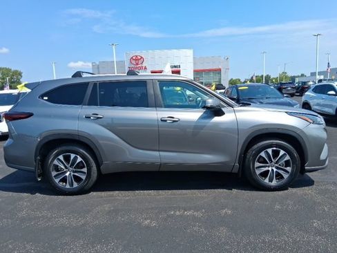 Used 2025 Toyota Highlander XLE AWD/4WD image 3