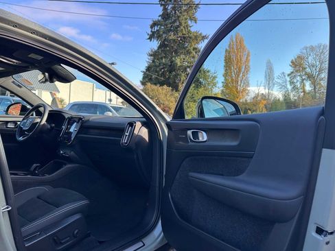 Certified 2023 Volvo C40 P8 Recharge Ultimate image 11