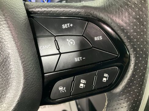 Used 2021 Chrysler Pacifica Limited w/ Uconnect Theater Family Group image 19