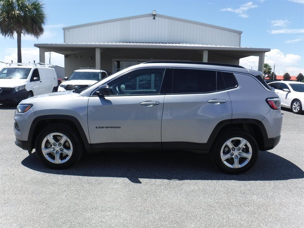 Used 2024 Jeep Compass Latitude AWD/4WD image 1