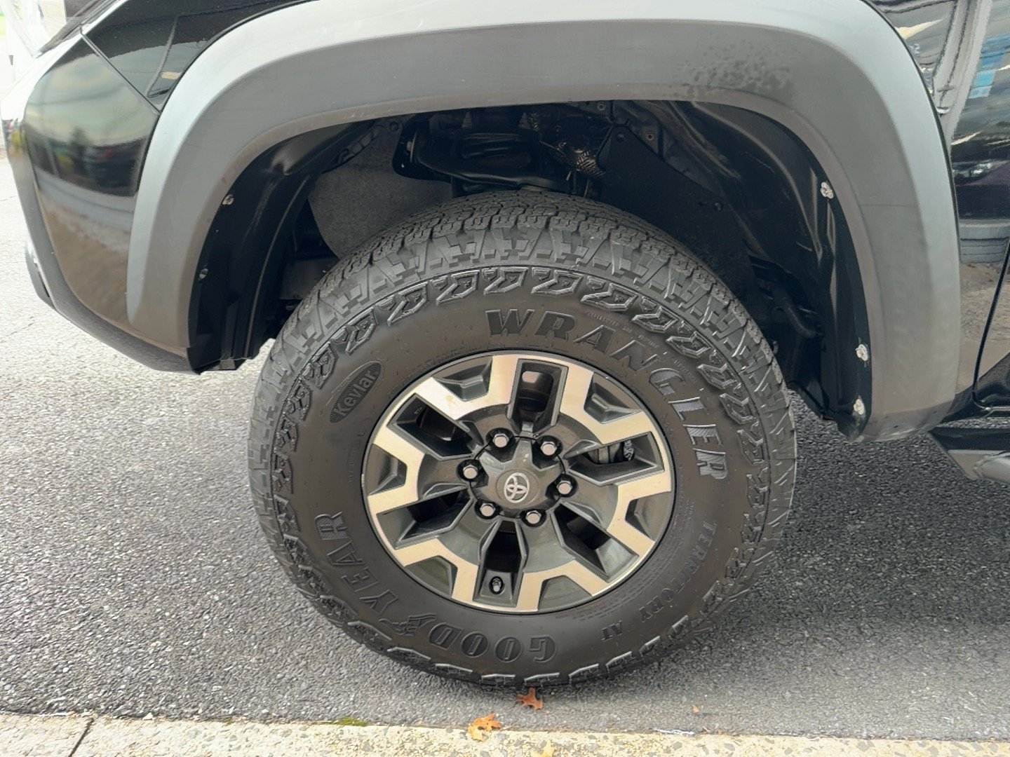 Used 2017 Toyota Tacoma TRD Off-Road w/ Premium & Technology Package AWD/4WD image 27
