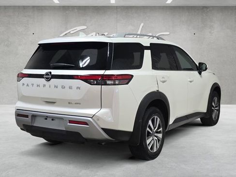 Used 2024 Nissan Pathfinder SL image 16