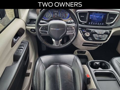 Used 2017 Chrysler Pacifica Touring-L FWD image 10