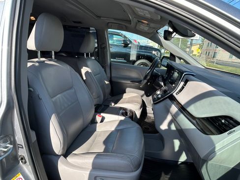 Used 2018 Toyota Sienna XLE w/ XLE Navigation Package FWD image 17