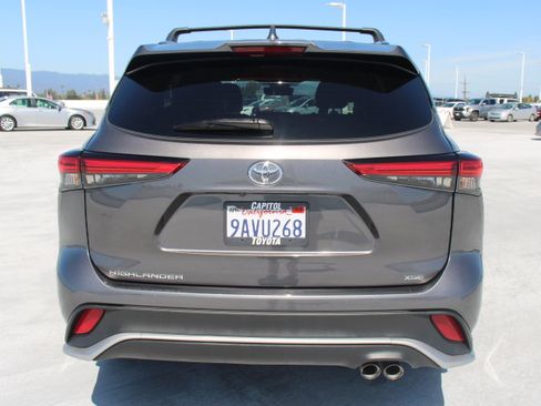 Used 2022 Toyota Highlander XSE FWD image 4