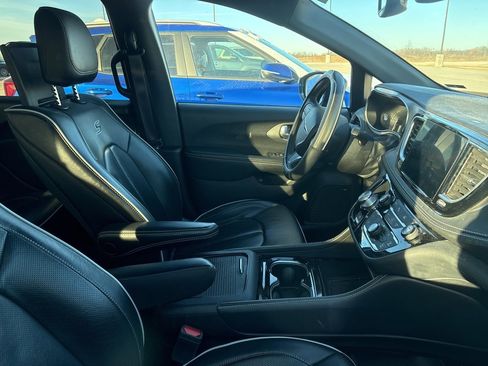 Used 2022 Chrysler Pacifica Limited w/ Uconnect Theater Family Group image 26